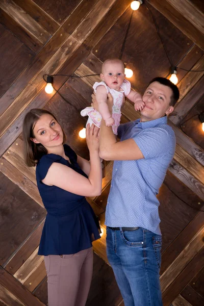 Jovem feliz caucasiano família posando no estúdio — Fotografia de Stock