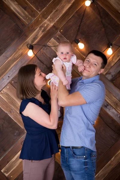 Jovem feliz caucasiano família posando no estúdio — Fotografia de Stock