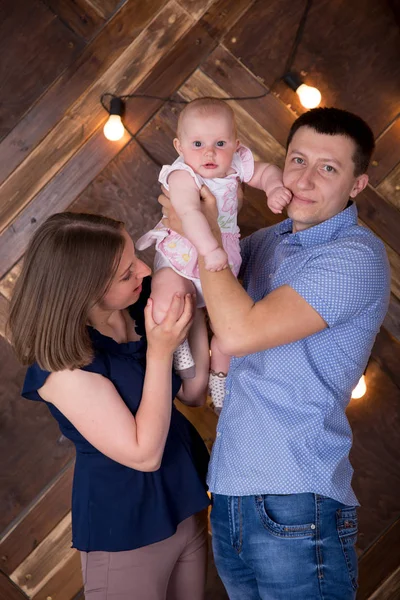 Felice giovane famiglia caucasica in posa in studio — Foto Stock