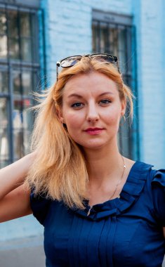 Güzel Kafkas Sarışın Kız Poz Outdoors