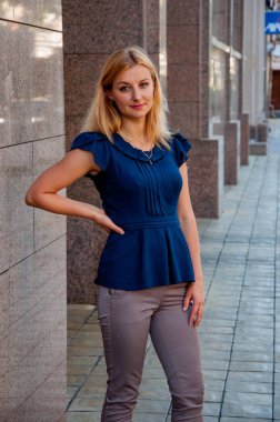 Güzel Kafkas Sarışın Kız Poz Outdoors