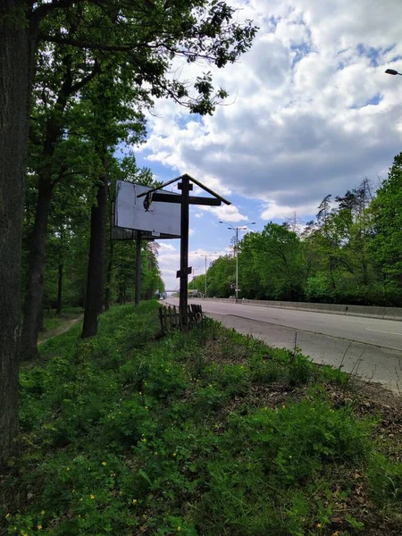 Señal Cruce Entre Carretera Bosque Primaveral Día Soleado —  Fotos de Stock