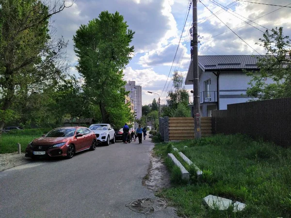Kiev Ucrânia Maio 2020 Rua Distrito Suburbia Casas Dia Ensolarado — Fotografia de Stock
