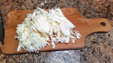 Ahşap mutfak masasında dilimlenmiş lahana manzarası