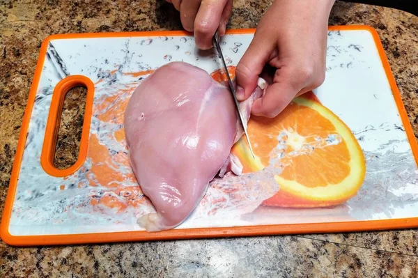 식탁에 닭고기를 요리하는 여자의 — 스톡 사진