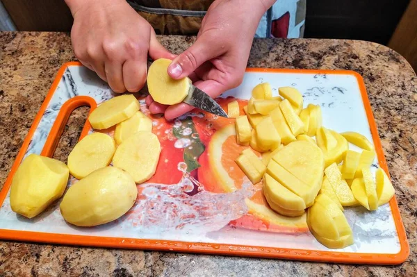 Gedeeltelijk Uitzicht Van Vrouw Kok Gesneden Aardappel Snijplank Houten Keukentafel — Stockfoto