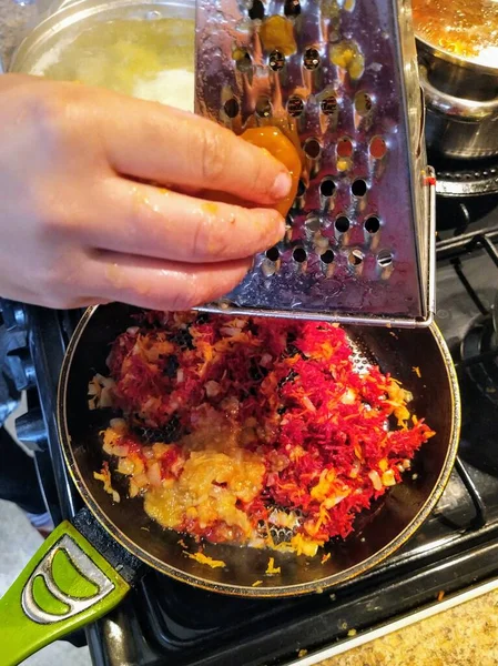 Vue Recadrée Femme Cuisinier Frotter Tomate Avec Râpe Sur Poêle — Photo