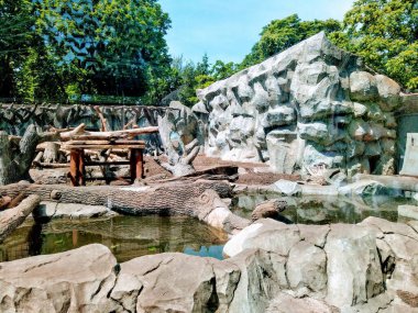 Şehir hayvanat bahçesinde havuzlu boş kuşhane, Kyiv, Ukrayna