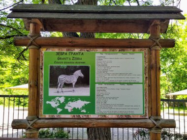 Tahta bilgi panosuna zebra bağışları hakkında bilgiler. Hayvanat bahçesi, Kyiv, Ukrayna
