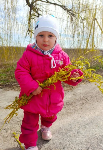 봄날어린 소녀가 아스팔트 길에서 가지를 — 스톡 사진
