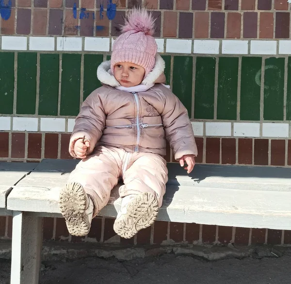 Little Girl Sit Bench Bus Stop Rural Countryside — Stock Photo, Image