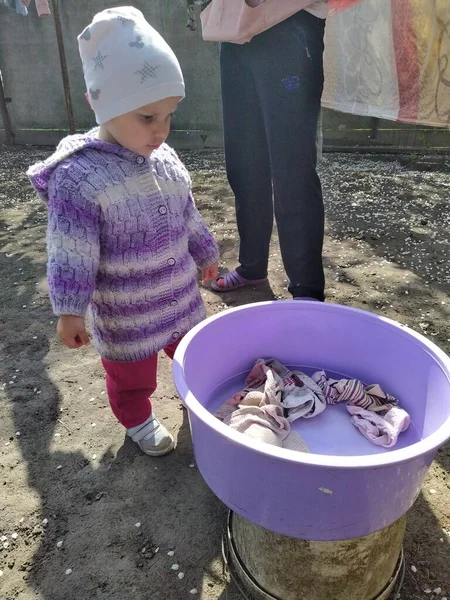 Europeo Bambina Sua Madre Appesi Vestiti Cortile Campagna Rurale Soleggiata — Foto Stock