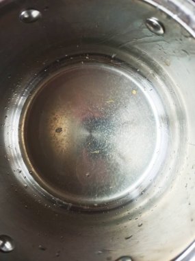 Limon suyuyla tencereyi kapat.
