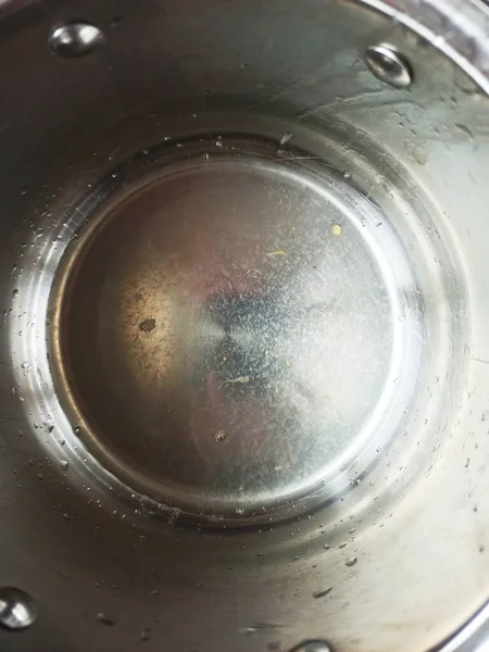 Limon suyuyla tencereyi kapat.