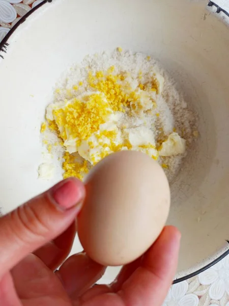 Μερική Άποψη Της Γυναίκας Ζαχαροπλάστη Κρατήσει Αυγό Κοτόπουλου Πάνω Από — Φωτογραφία Αρχείου