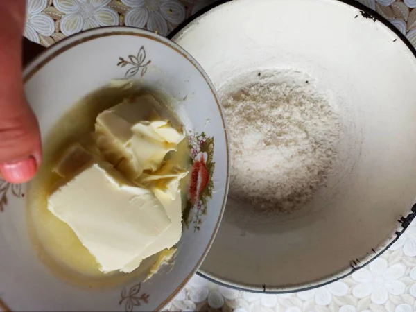 女性の菓子の作物ビューテーブルクロスと砂糖をボウルに皿の上にバターをスローします — ストック写真
