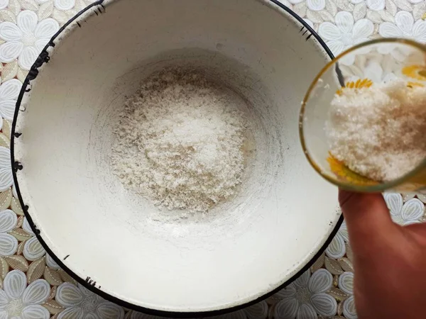 Teilansicht Von Konditorin Wirft Zucker Mit Tischdecke Auf Tisch — Stockfoto