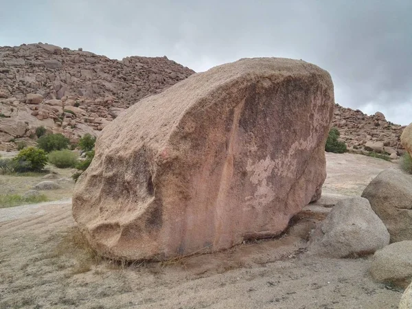 Μεγάλος βράχος μέσα στα βουνά στο Μαρόκο. Φωτογραφία Αρχείου