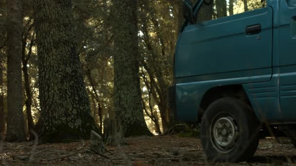 モロッコアトラスのジャングル内の車両 — ストック動画
