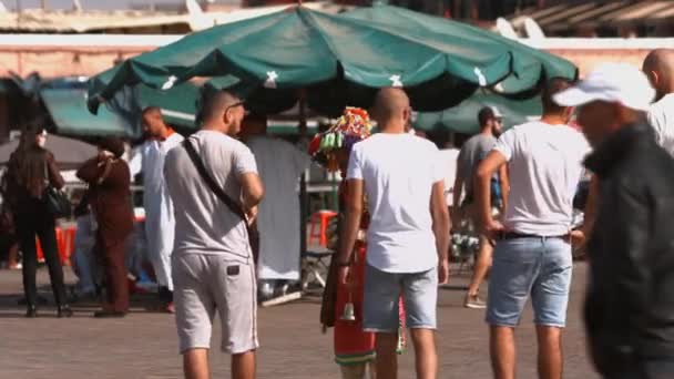 摩洛哥马拉喀什贾马埃尔费纳广场的卖水商 — 图库视频影像