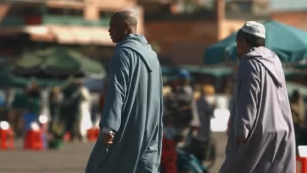 Zwei Indigene Männer Gehen Auf Dem Platz Jamaa Fena Marrakesch — Stockvideo