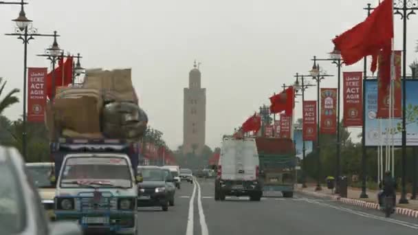 Tráfego Rua Frente Masjid Koutoubia Marraquexe Marrocos — Vídeo de Stock