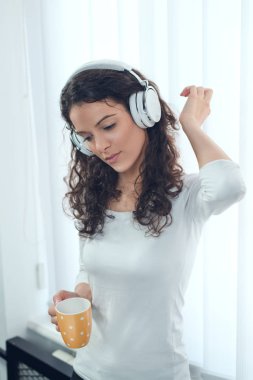 Onun fincan çay zevk ve müzik dinleme liseli kız