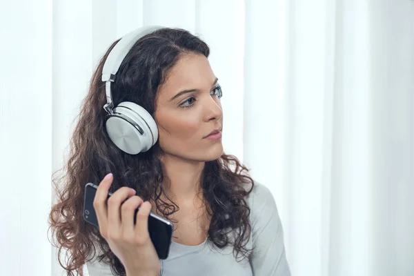 Giovane Donna Che Rilassa Ufficio Ascolta Musica Con Stereo Cuffie — Foto Stock