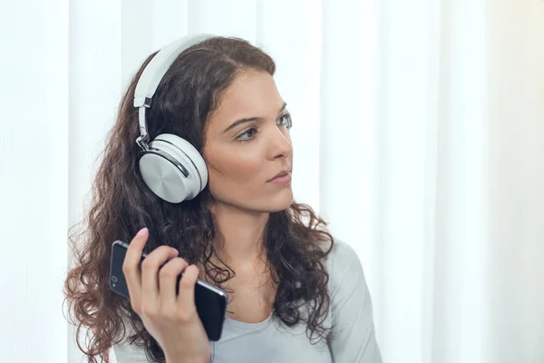 Mujer Joven Relajándose Oficina Escuchando Música Con Estéreo Auriculares Pensando —  Fotos de Stock