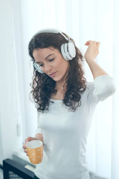 Giovane Donna Godendo Sua Tazza Ascoltare Musica — Foto Stock