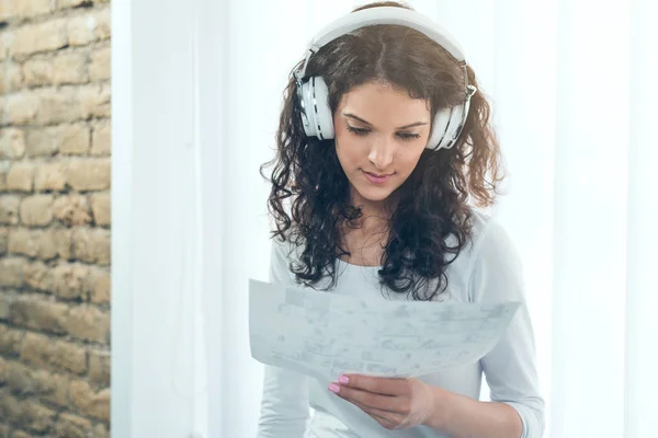 Teen Girl Ascoltare Musica Durante Apprendimento Qualcosa Classe — Foto Stock