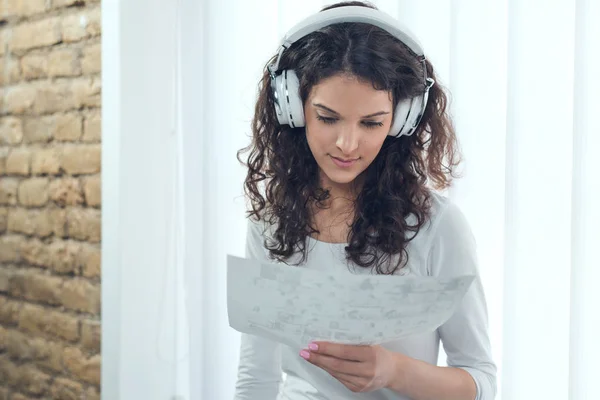 Giovane Donna Ascoltare Musica Durante Lettura Qualcosa Nel Suo Ufficio — Foto Stock