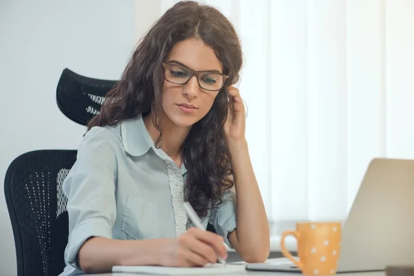 Linda Joven Mujer Negocios Pelo Rizado Sentado Escritorio Escritura Cuaderno — Foto de Stock