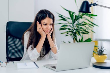 İş kadını tamamen yanmış duygu