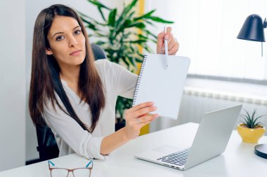 iş kadını gösteren boş defter boşaltmak