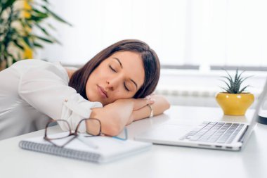 Bütün bu zor işi onu tüketti