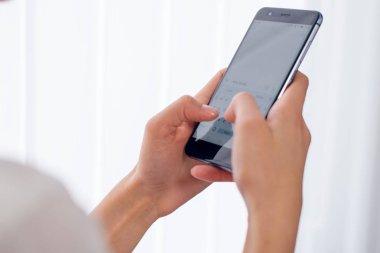 Kadın portre el kullanarak akıllı telefon ofis