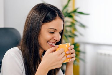 Mutlu ve rahat Bürosu'nda sabah