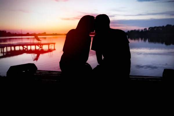 Love Sunset Backlit Young Loving Couple Sitting Lake Kissing — Stock Photo, Image