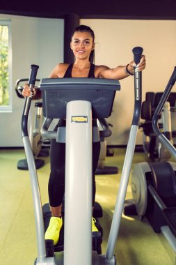 Sağlık kulübünde egzersiz genç gülümseyen kadın profili