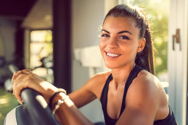 Mujer Haciendo Ejercicios Cardiovasculares Una Bicicleta Estacionaria Gimnasio —  Fotos de Stock