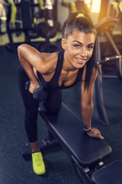 Genç kadın Weightraining spor salonunda - Triceps