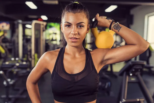 Treinamento Fitness Com Kettlebell Ginásio Esportivo — Fotografia de Stock