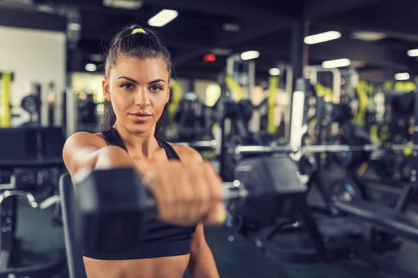 Mujer Atlética Joven Teniendo Entrenamiento Con Pesas —  Fotos de Stock