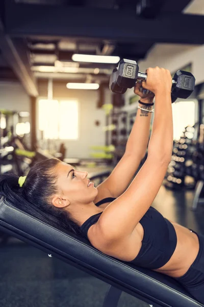 Koncentrerad Leende Kvinna Lyfta Hantlar Gymmet — Stockfoto