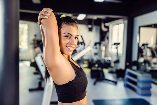 Flickor Gör Stretchövningar Efter Ett Träningspass Gymmet — Stockfoto