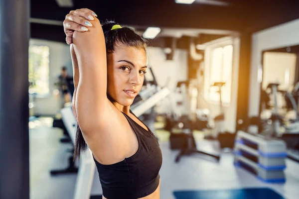 Chicas Haciendo Ejercicios Estiramiento Después Entrenamiento Gimnasio —  Fotos de Stock