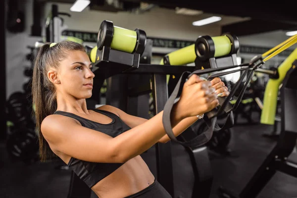 Flicka Jim Gör Exersises Med Trx — Stockfoto