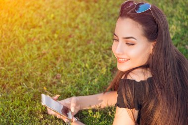 Genç Genç kız manifatura dışında cep telefonuyla