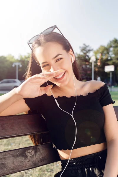 Felice Giovane Donna Ascoltando Musica — Foto Stock